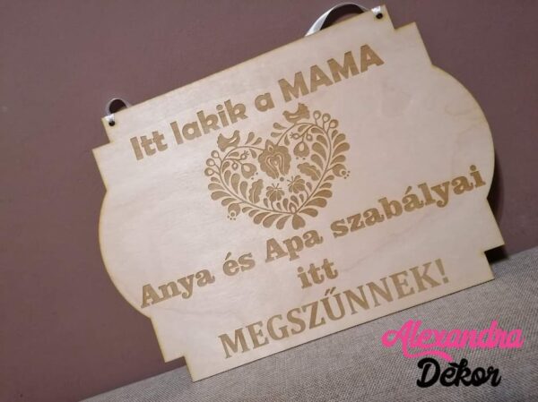 Itt lakik a mama fa tábla