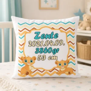 Oroszlánkölykös baba emlékőrző párna névvel és születési adatokkal
