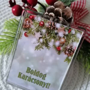 Fenyőágas karácsonyi hűtőmágnes tobozokkal, piros díszekkel és Boldog Karácsonyt felirattal