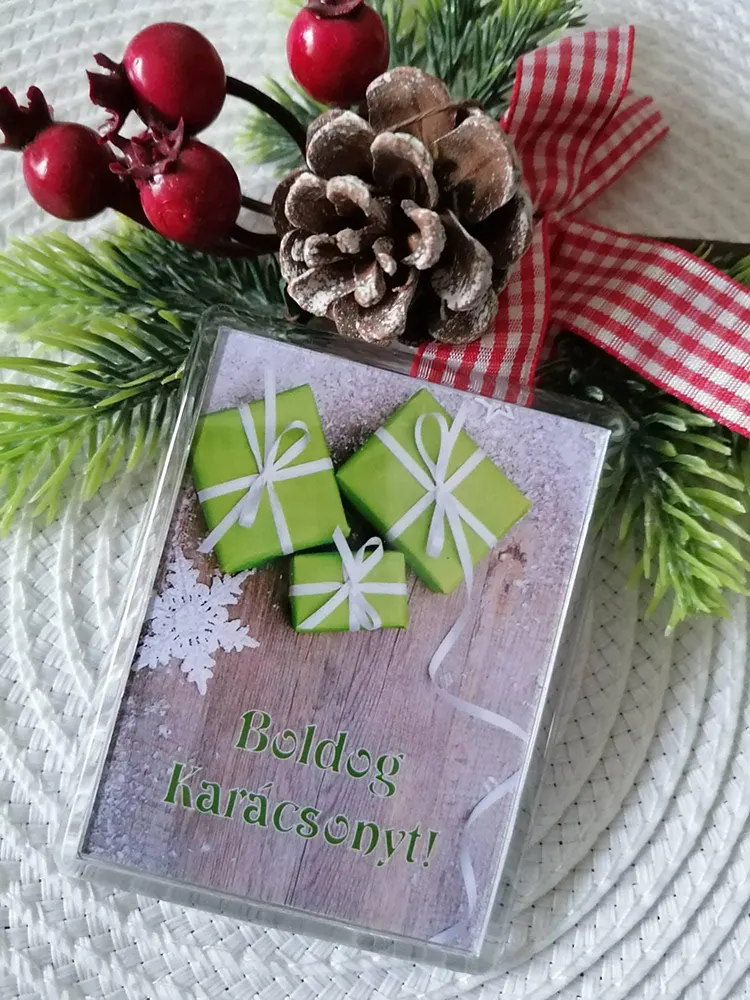 Zöld ajándékdobozos hűtőmágnes Boldog Karácsonyt felirattal