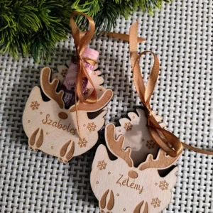 Karácsonyi pénzátadó lézervágott és gravírozott nyírfából, ünnepi mintával.