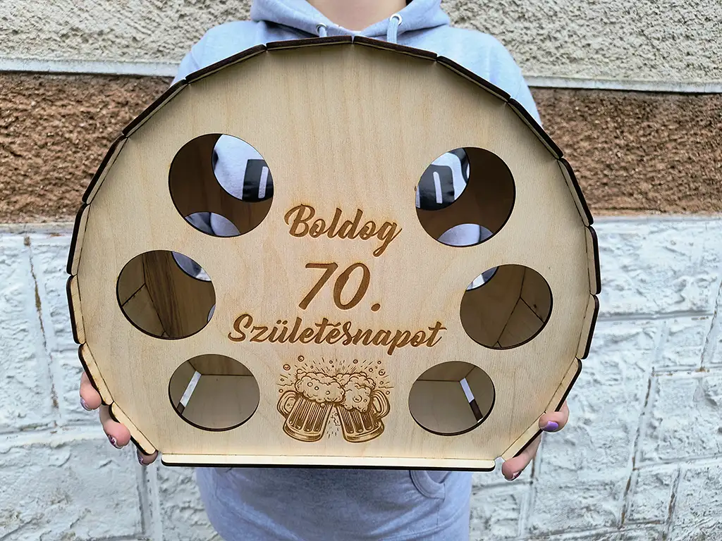 Sörös ajándék férfiaknak: gravírozható nyírfa fa sörtartó 6 doboz sörhöz