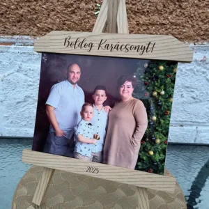 Mini fa fotóállvány szublimációs fém fotólappal, egy családi fényképpel és gravírozott felirattal.