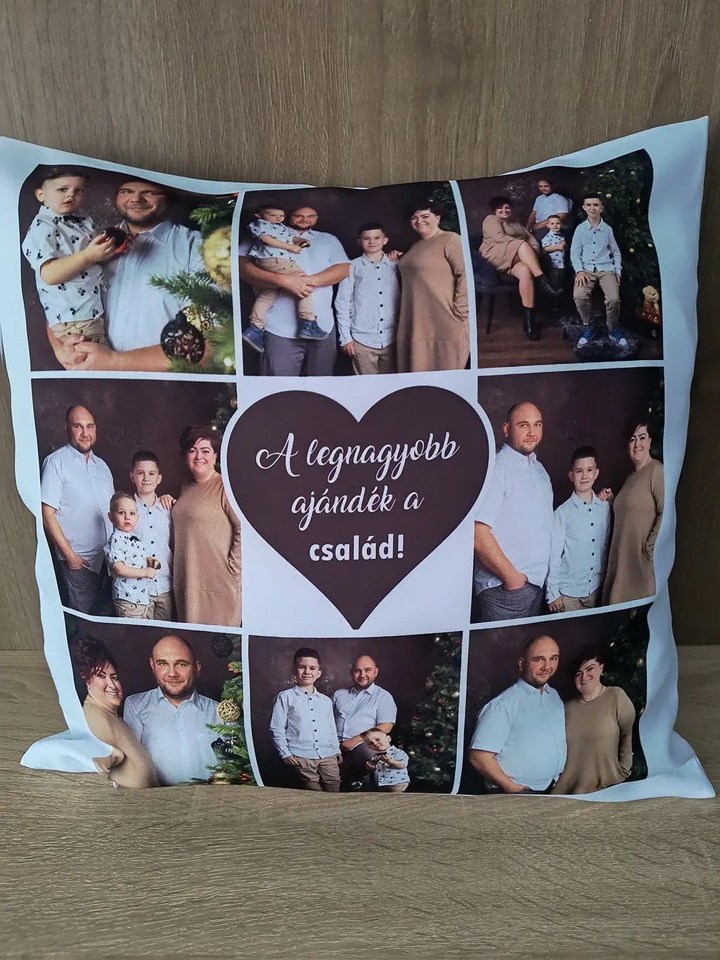 „Egyedi családi fotókollázs párna – fényképes díszpárna ‘A legnagyobb ajándék a család!’ felirattal, prémium minőségben”