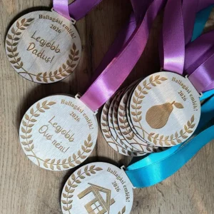 Gravírozott 8 cm fa érem ballagásra névvel és szalaggal