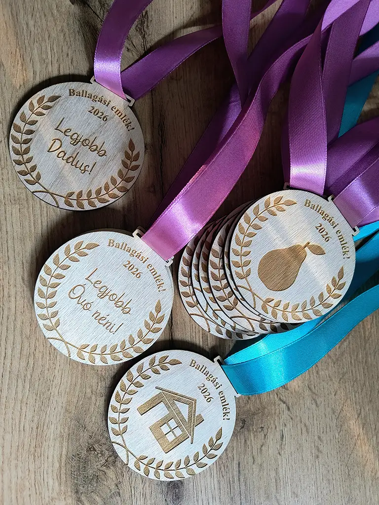 Gravírozott 8 cm fa érem ballagásra névvel és szalaggal