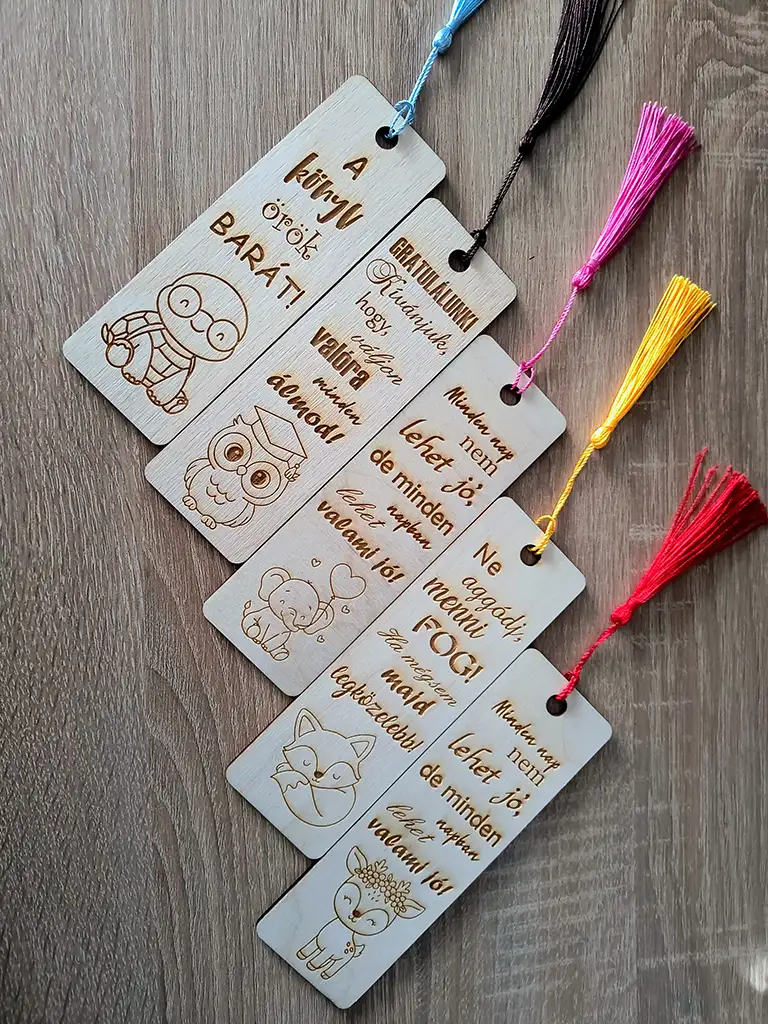 Névre szóló könyvjelző többféle mintával és színes bojttal