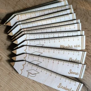 Névre szóló fa vonalzó ovis ballagásra, egyedi névvel és ballagási motívummal